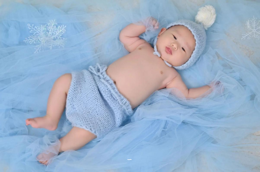 黔东三个月宝宝挠耳朵 黔东三个月宝宝挠耳朵